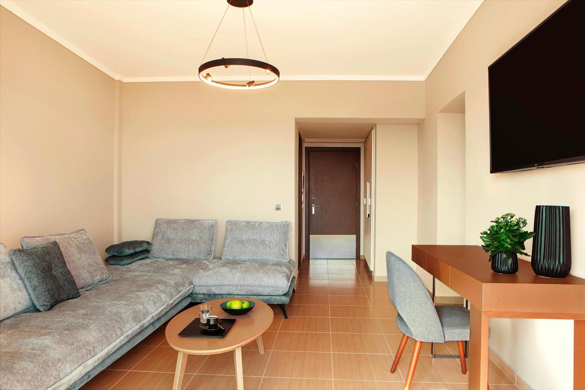 DELUXE FAMILY ROOM